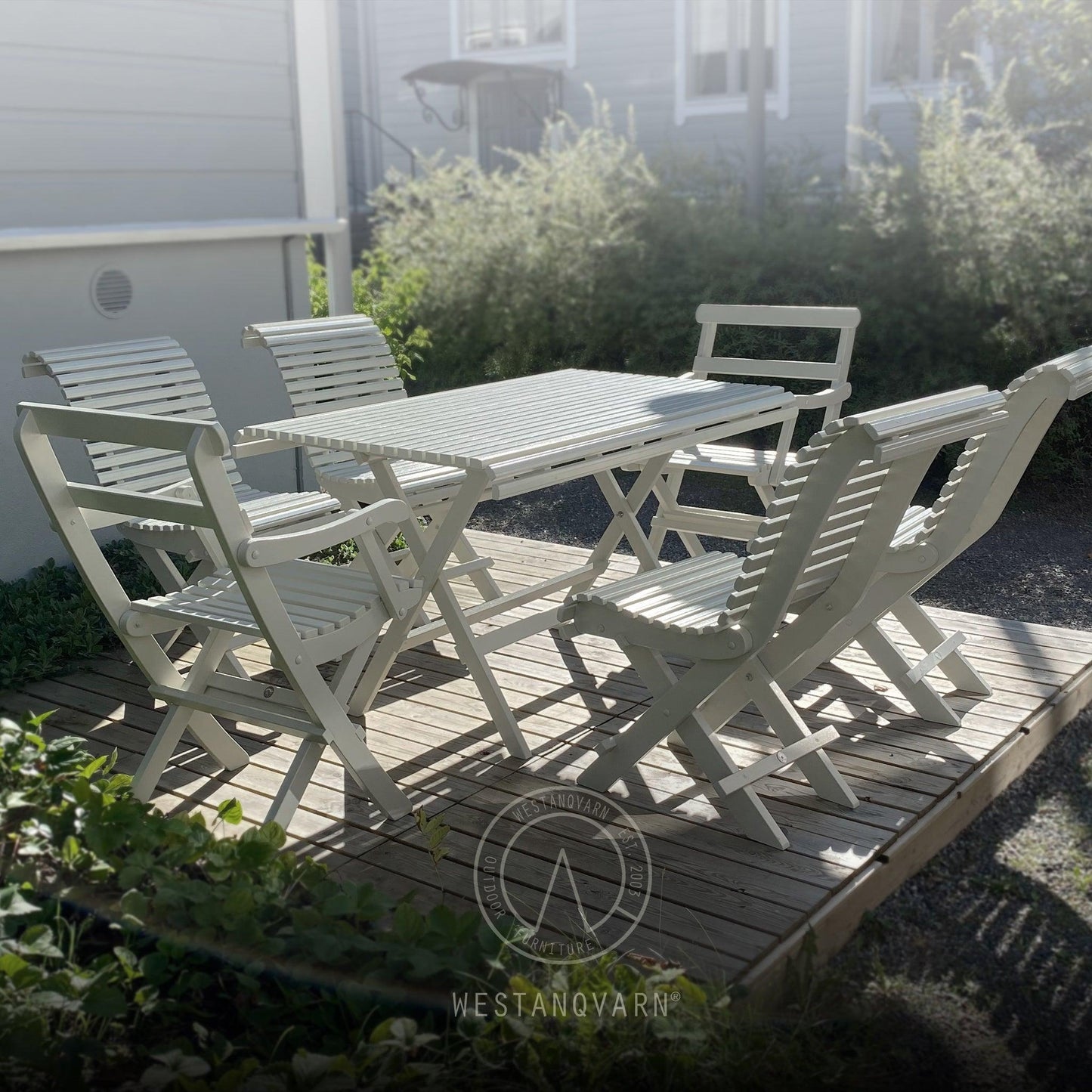 Stort vitt trädgårdsbord Sundborn med sittplatser på uteplats