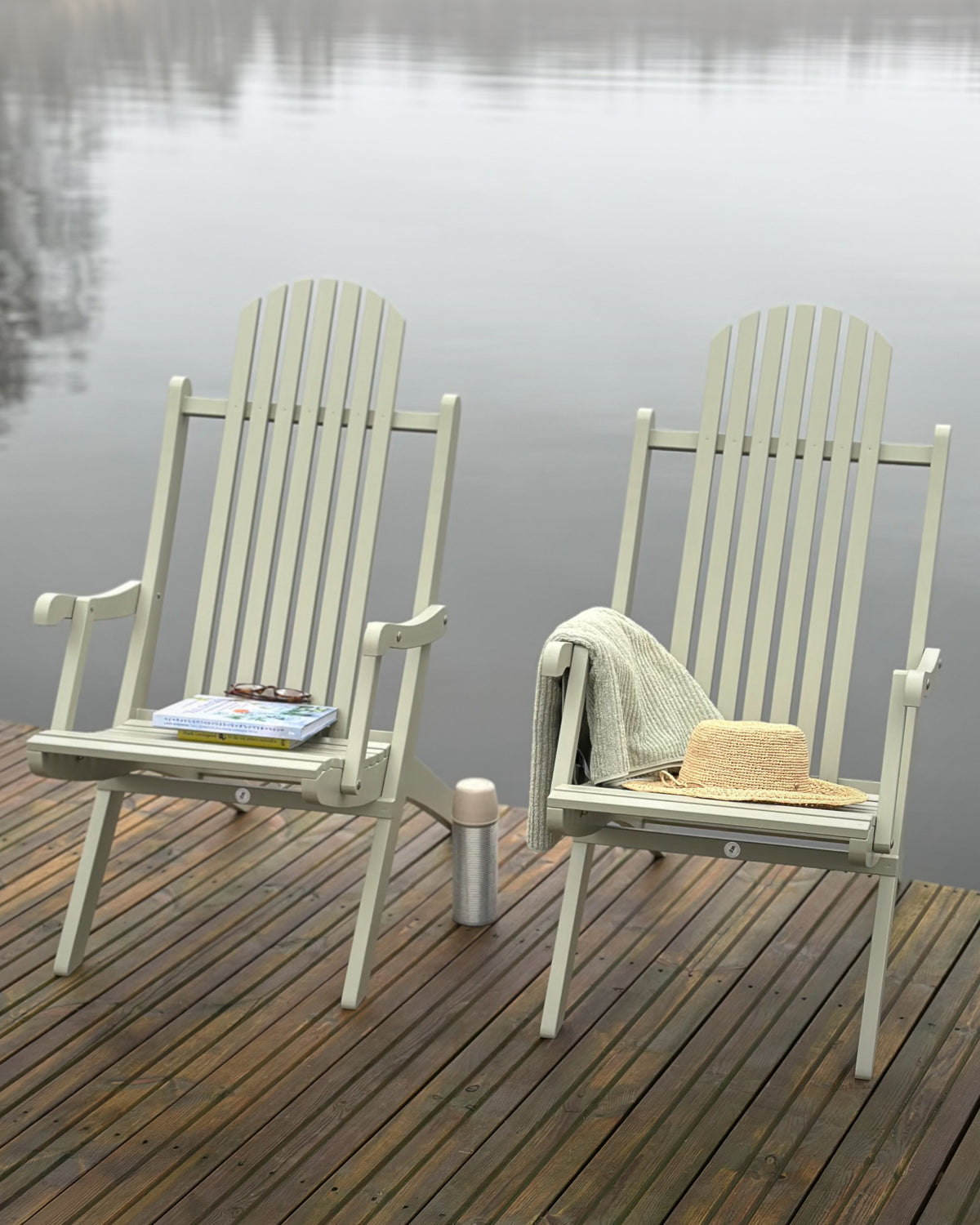 Hopfällbara solstolar placerade på brygga, utemöbler för utomhusmiljö och avkoppling.